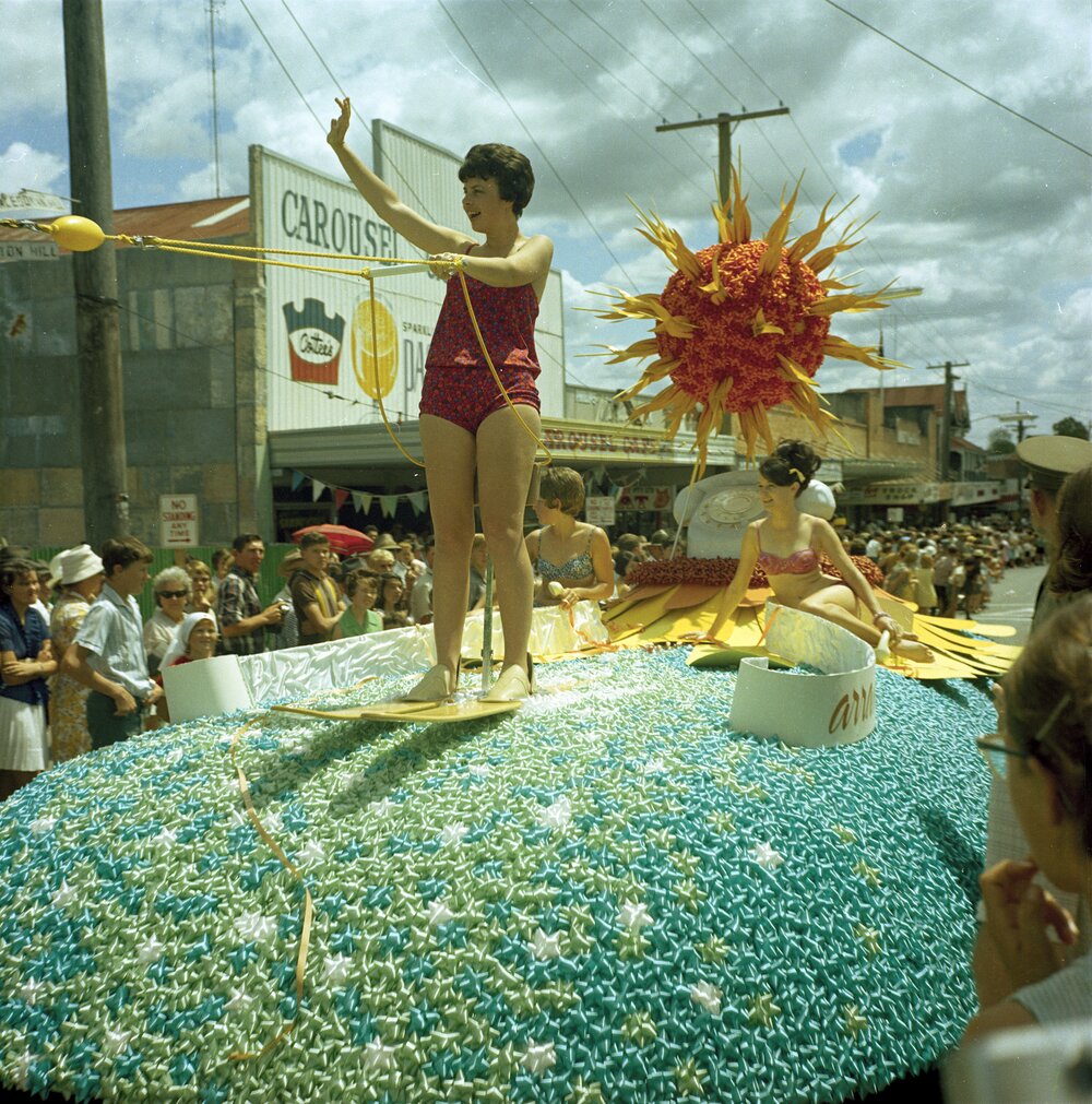 Australian Post Office float passing Carousel Cafe, Gympie Centenary ...